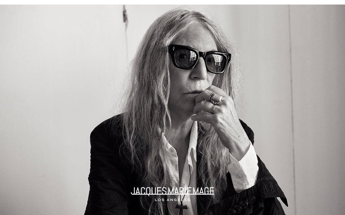 JACQUES MARIE MAGEのDEALANを着用するパティ・スミス