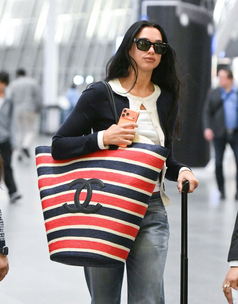 JFK空港でDEALAN 53 Venomを着用したDua Lipa。Photo: TheImageDirect.com / Profimedia