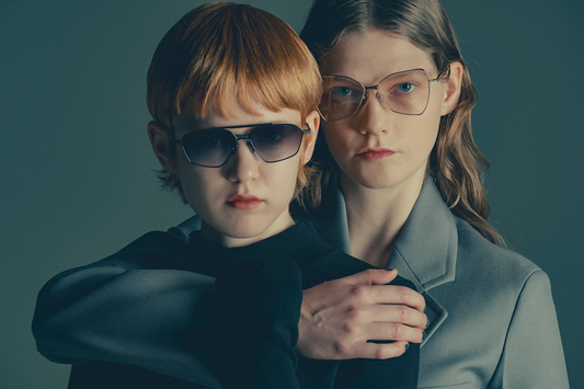 SAUVAGEの公式LOOK。形と色の異なるサングラスを掛けた2人のモデル