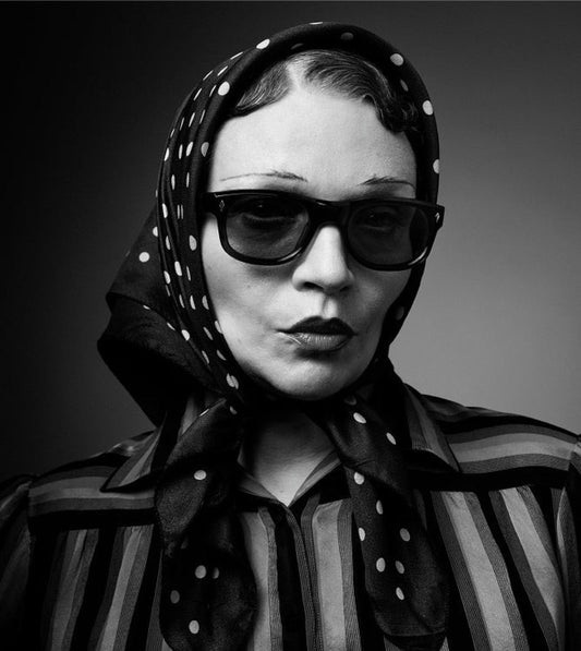 JACQUES MARIE MAGEのサングラスを掛けたモデルのモノクロLOOK