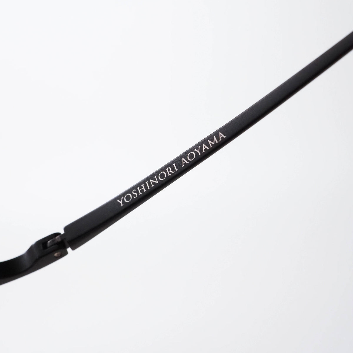 YA-043 col.03 black matte / gold