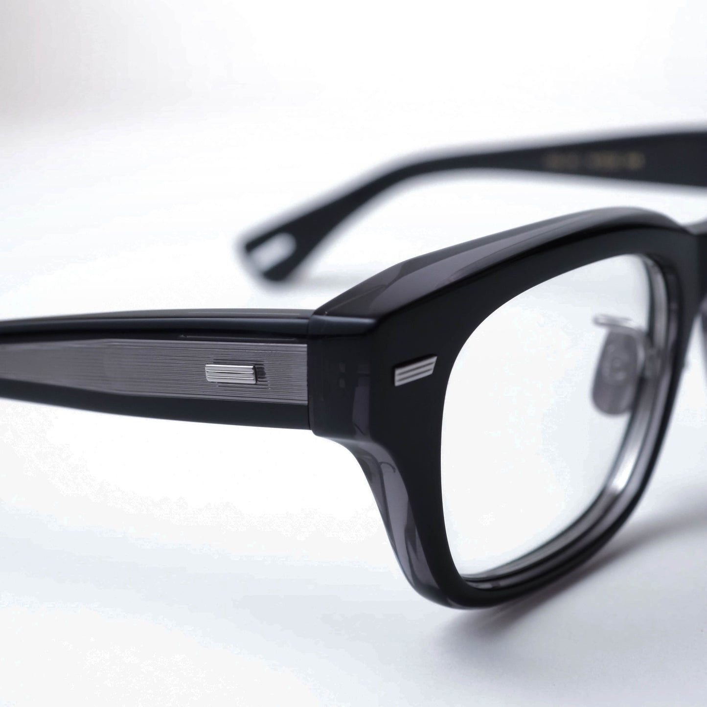 WILLIAMSBURG col.02 (Black Clear / Silver)