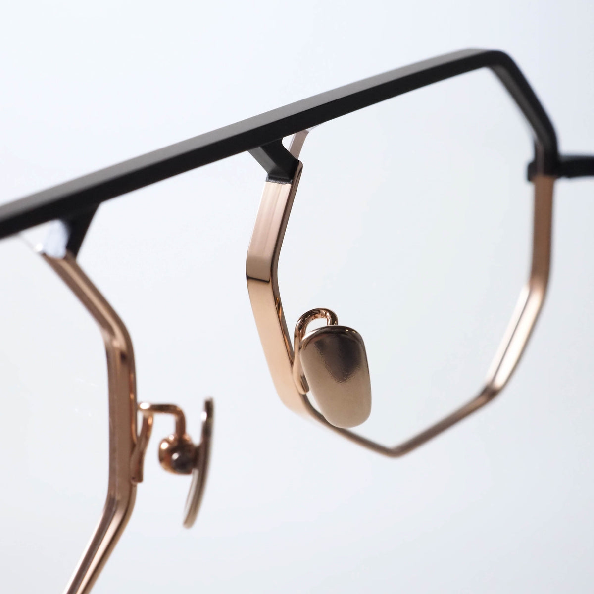 YA-043 col.03 black matte / gold