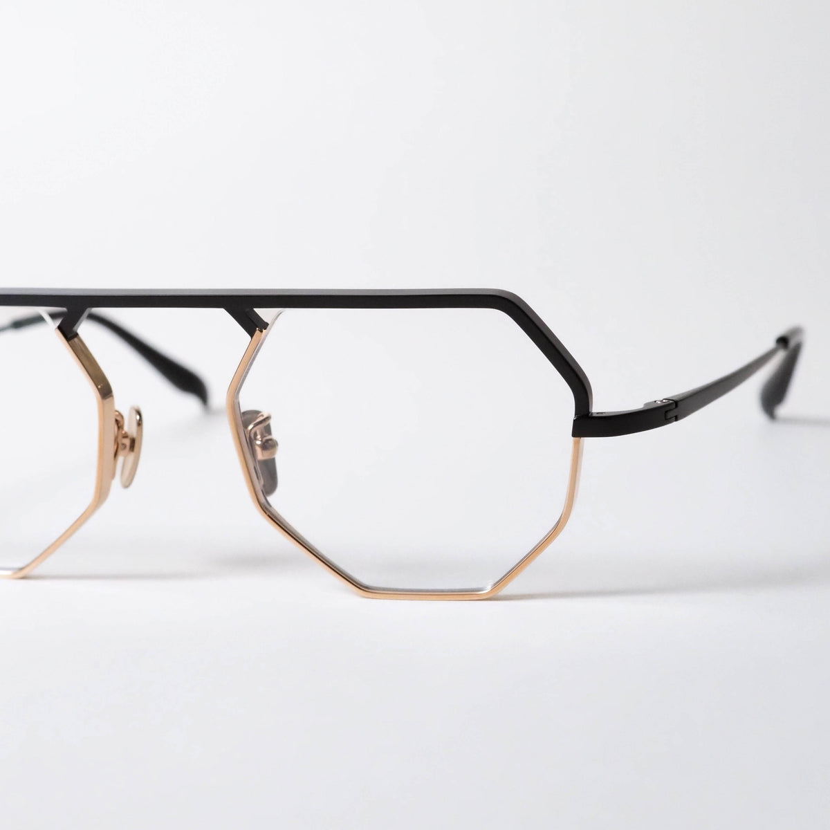 YA-043 col.03 black matte / gold