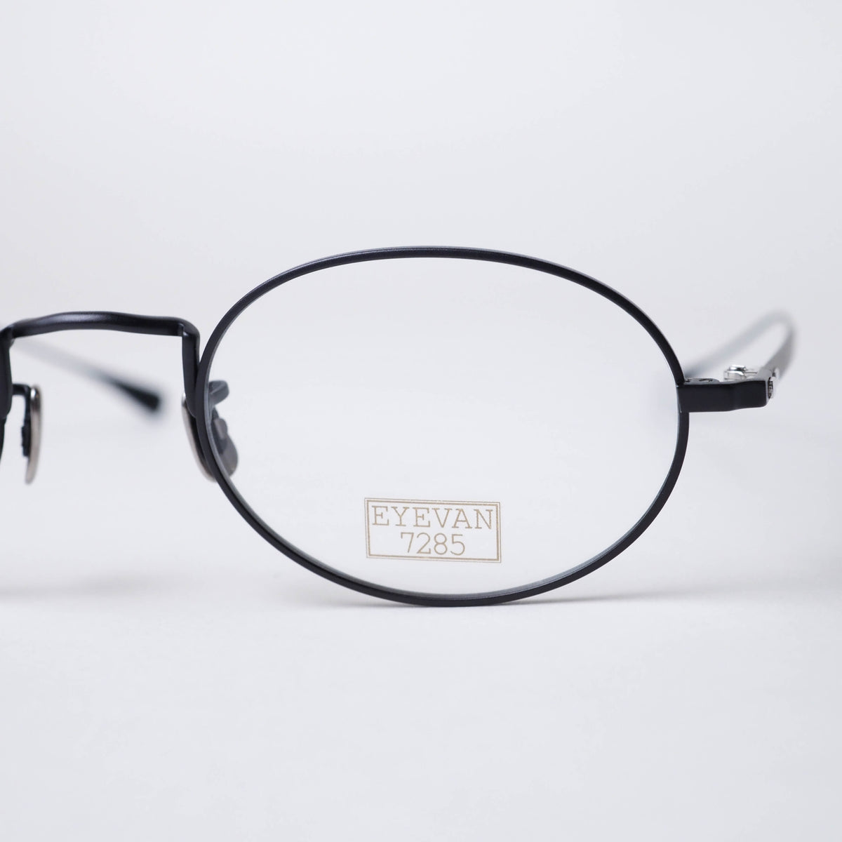 197 col.805のオーバルリムと直線的な智元を写した接写
