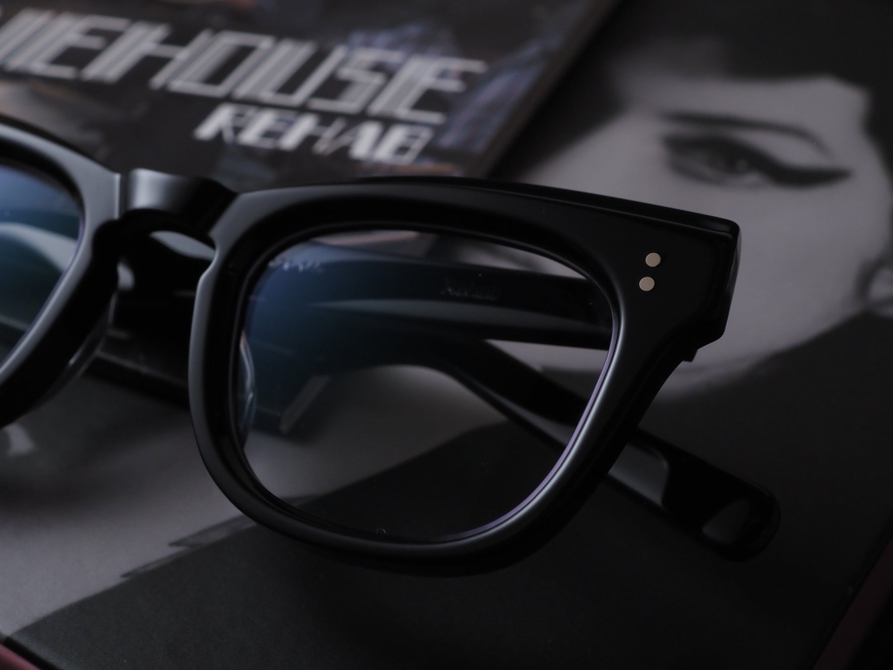 SNEAK PEEK × DOWNTOWN Rehabのブラックフレーム