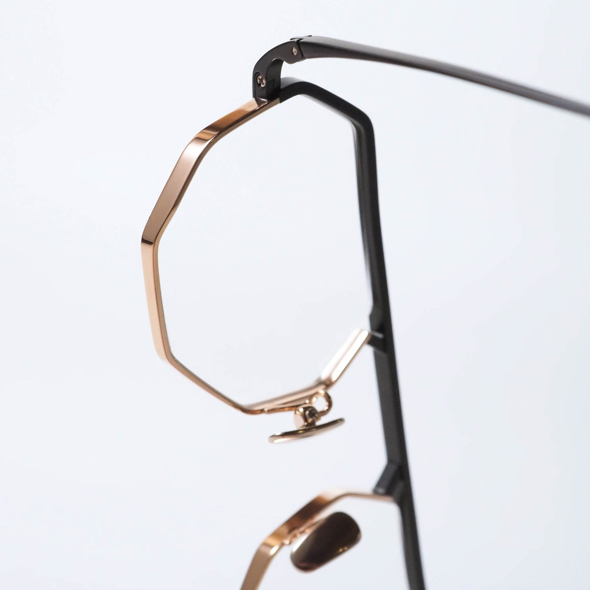 YA-043 col.03 black matte / gold