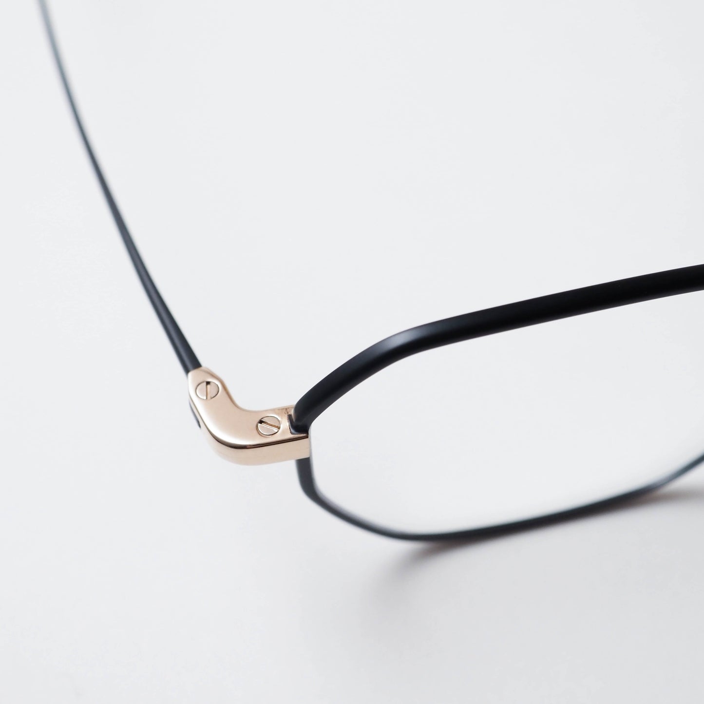 U-180 Nathan col.04(Matt black / White gold)