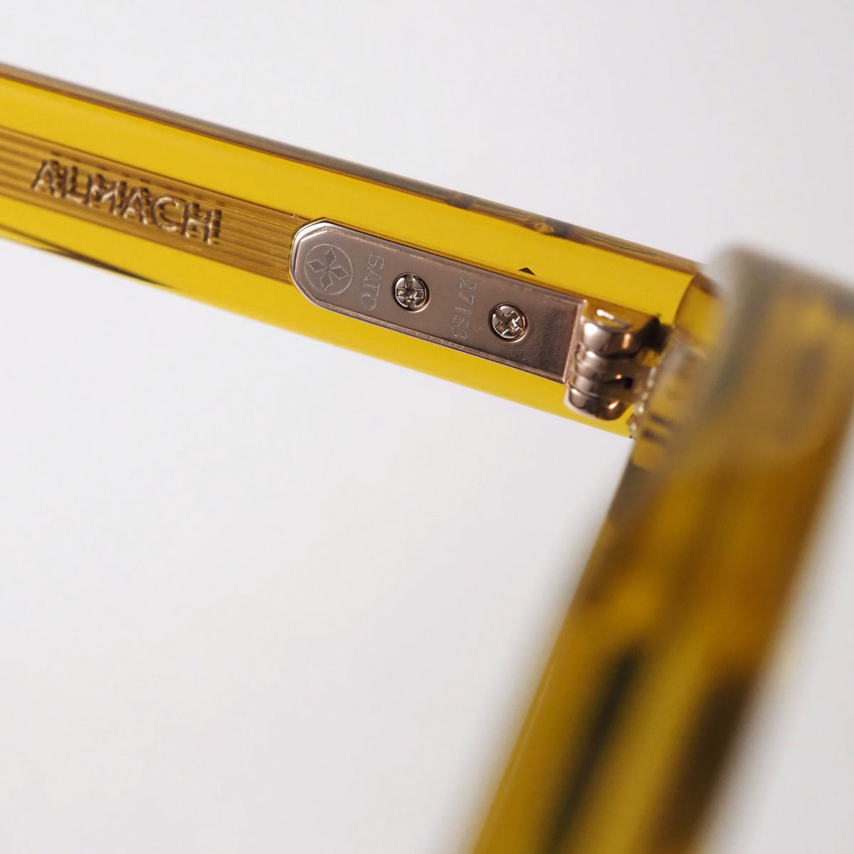 SATO Almach col.BL-1 丁番と内側の刻印。透明感のあるイエローのアセテート、ブルーレンズ。