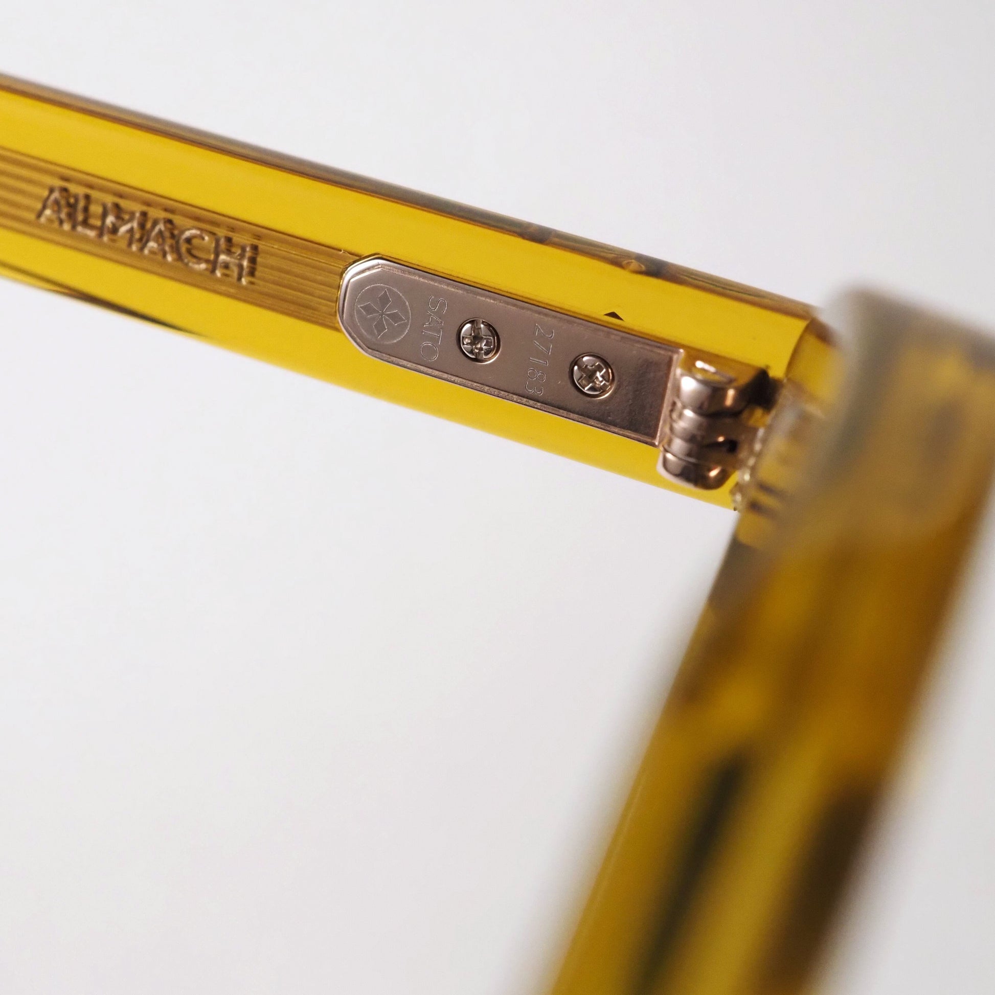 SATO Almach col.BL-1 丁番と内側の刻印。透明感のあるイエローのアセテート、ブルーレンズ。