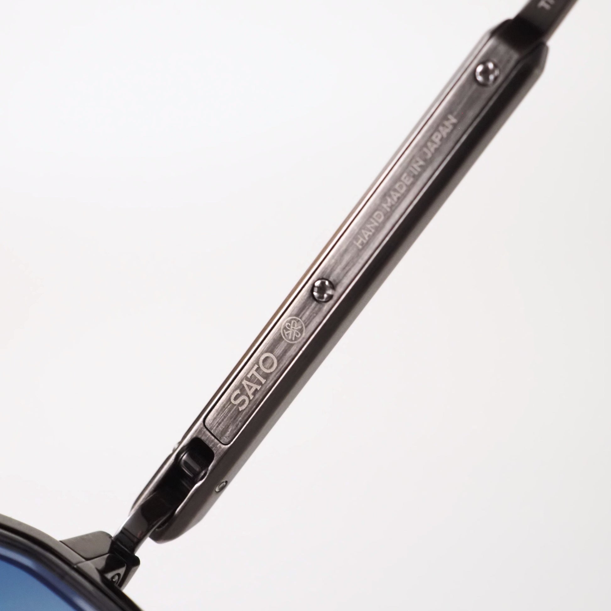 SATO Arrai-T col.AS-1 テンプル内側の刻印。アンティークシルバーのチタン、クリアグレーのリム、ブルーのグラデーションレンズ。