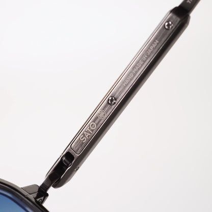 SATO Arrai-T col.AS-1 テンプル内側の刻印。アンティークシルバーのチタン、クリアグレーのリム、ブルーのグラデーションレンズ。
