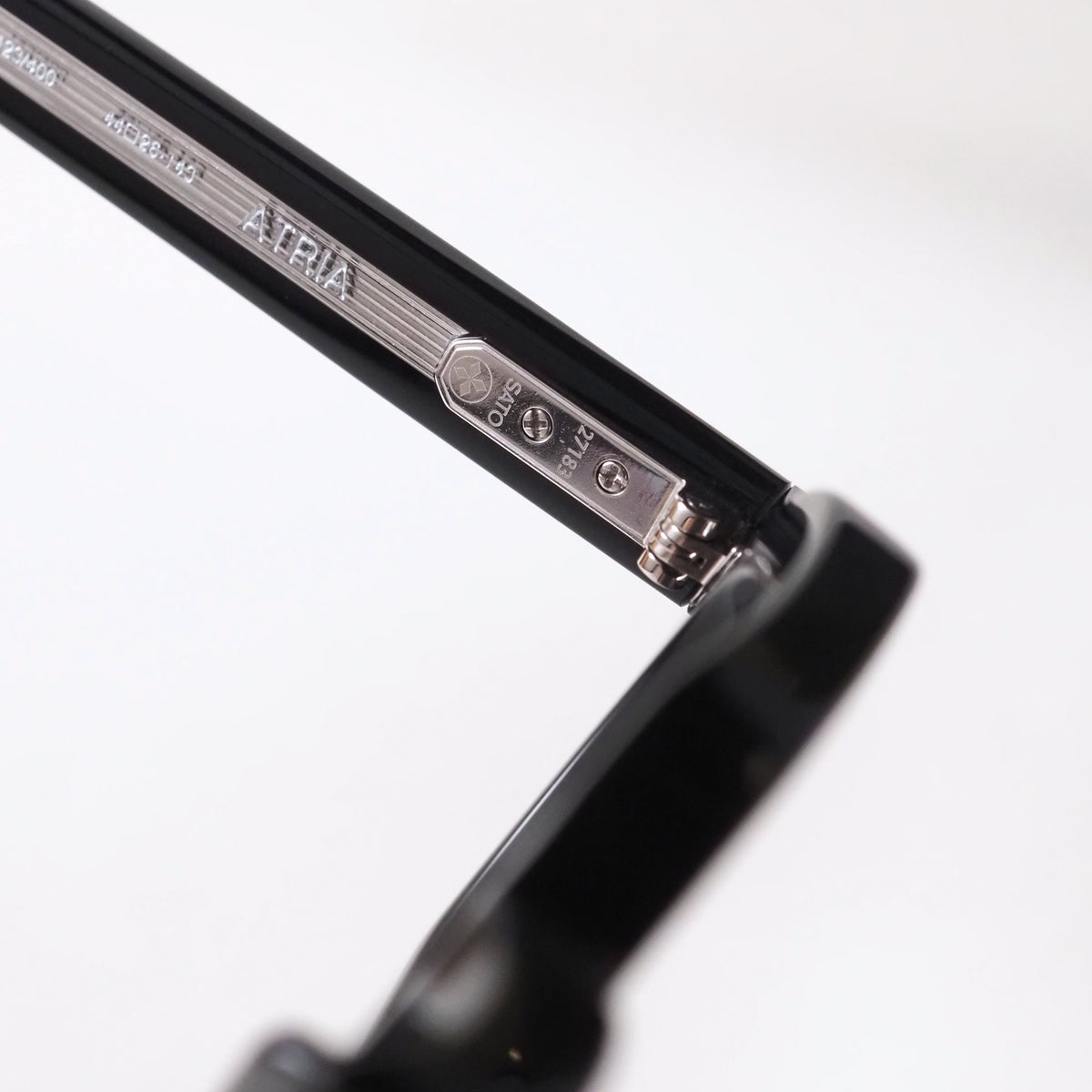 SATO Atria col.N-1 丁番と内側の刻印。艶やかなブラックのアセテート、グレーのグラデーションレンズ。