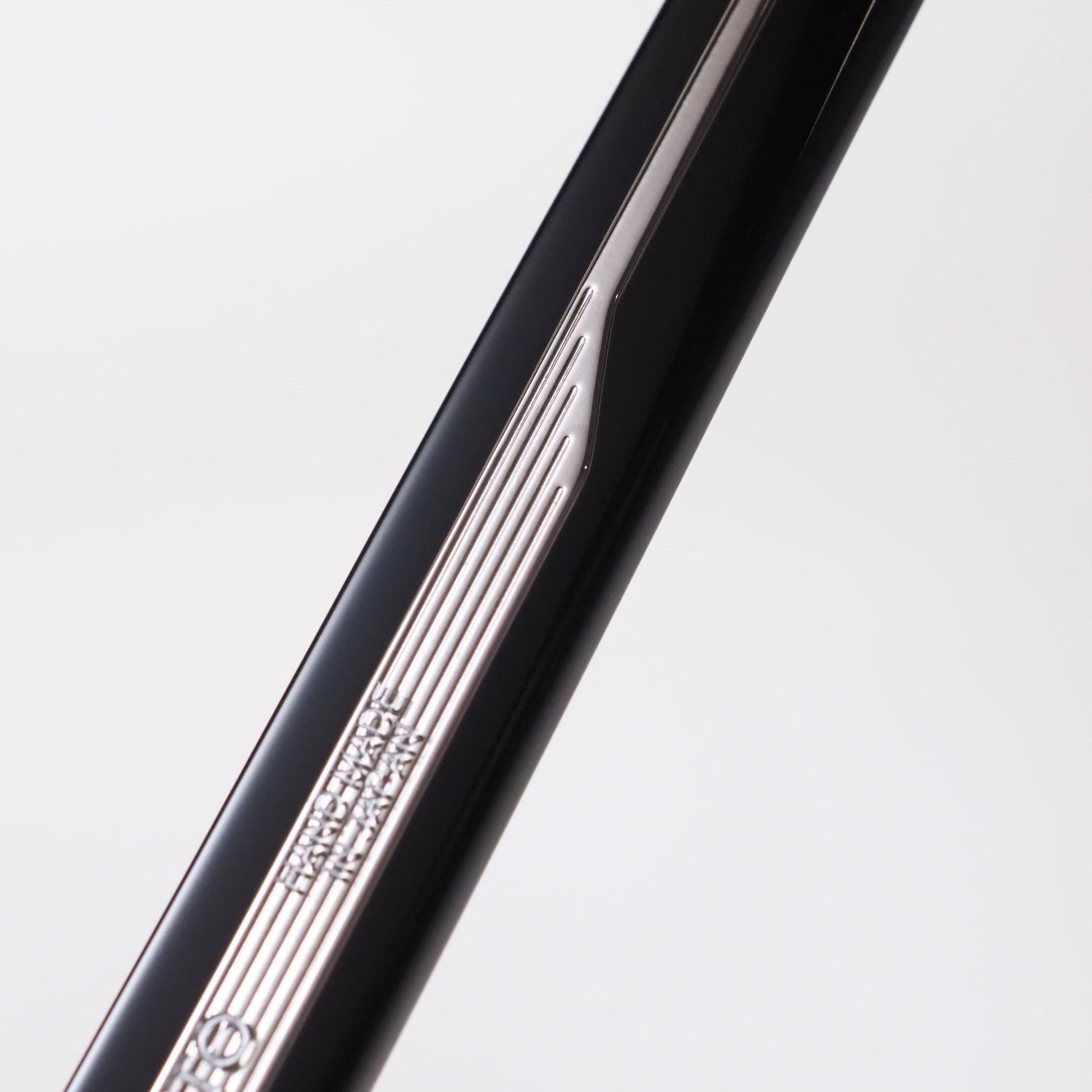 SATO Atria col.N-1 テンプル内側の刻印。艶やかなブラックのアセテート、グレーのグラデーションレンズ。