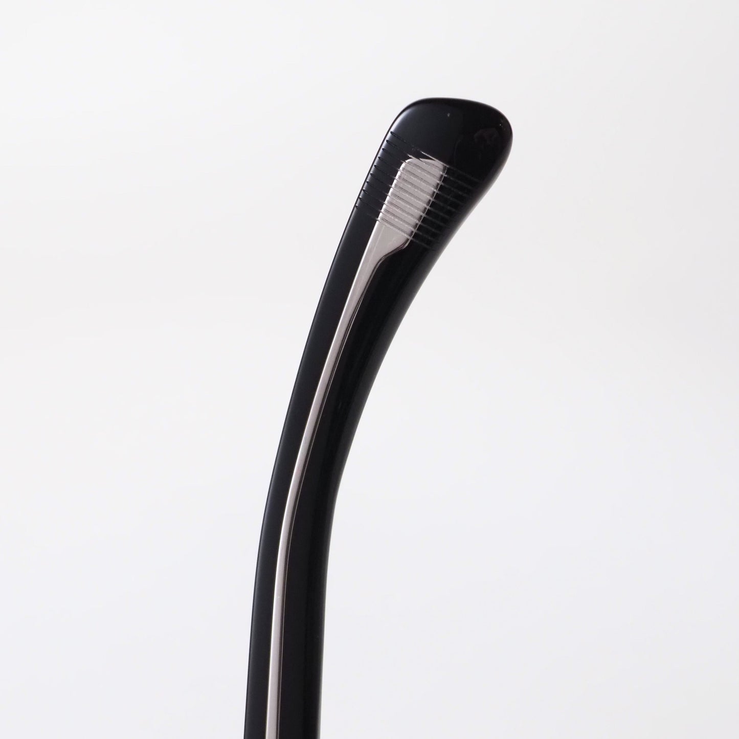 SATO Atria col.N-1 テンプル先端の細部。艶やかなブラックのアセテート、グレーのグラデーションレンズ。