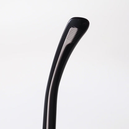 SATO Atria col.N-1 テンプル先端の細部。艶やかなブラックのアセテート、グレーのグラデーションレンズ。
