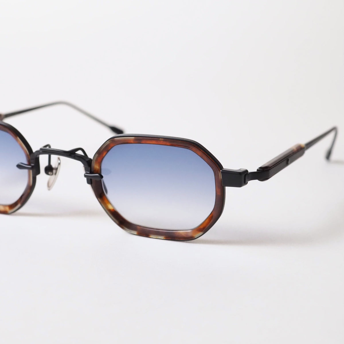 SATO Erakis col.B/T-1 テンプル内側の刻印。マットブラックのチタン、べっ甲柄のリム、ダークブルーのグラデーションレンズ。
