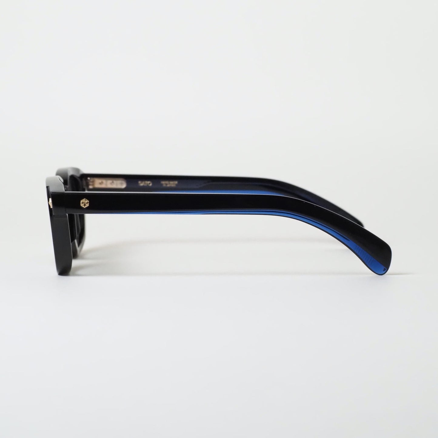 SATO GIENNA col.E-1 側面。ブラックにブルーを重ねたアセテート、ブルーのグラデーションレンズ。