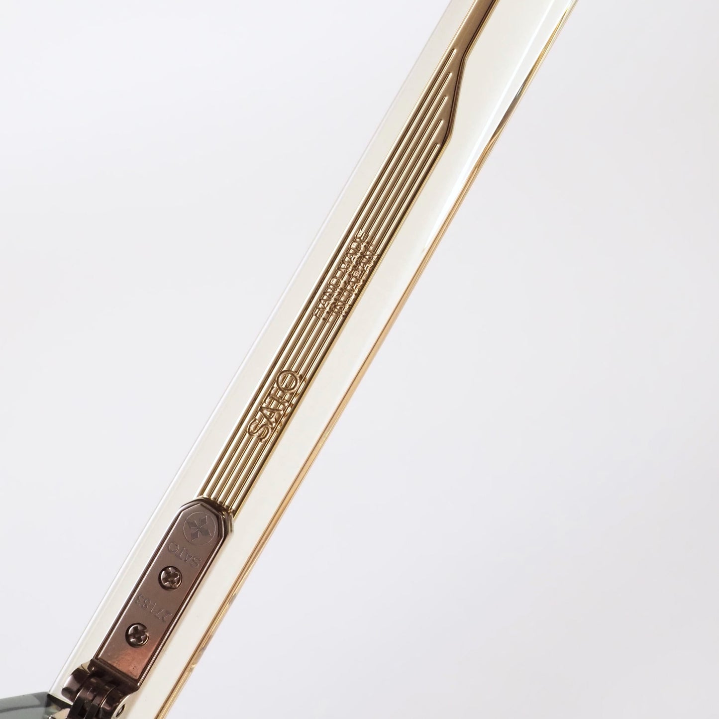 SATO GIENNA col.SP-1 テンプルと装飾。透明感のあるグリーンのフロント、淡いイエローのクリアテンプル、オリーブのグラデーションレンズ。