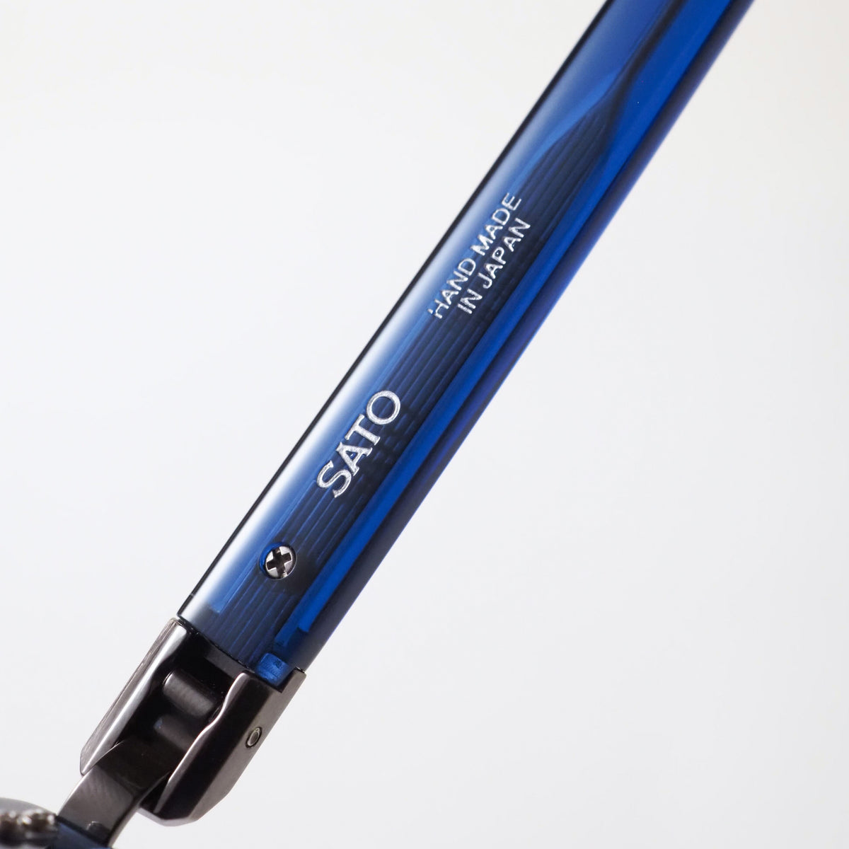 SATO Keid col.NB/AS-1 テンプル内側の刻印。透明感のあるネイビーブルーのアセテート、アンティークシルバーの装飾、ダークブルーのグラデーションレンズ。