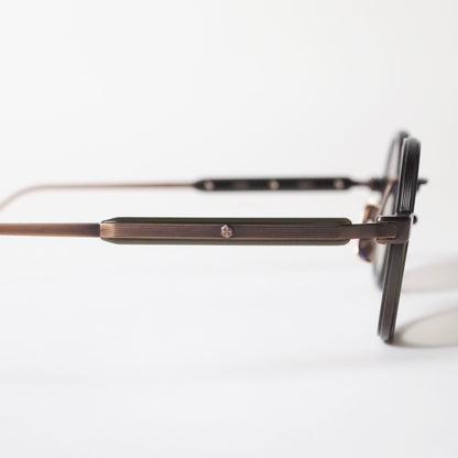 SATO Naos col.AB/O-1 テンプルと装飾。アンティークブロンズのチタン、オリーブのリム、オリーブのグラデーションレンズ。