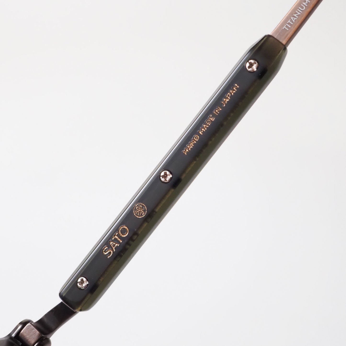 SATO Naos col.AB/O-1 テンプル内側の刻印。アンティークブロンズのチタン、オリーブのリム、オリーブのグラデーションレンズ。