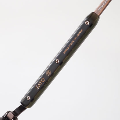 SATO Naos col.AB/O-1 テンプル内側の刻印。アンティークブロンズのチタン、オリーブのリム、オリーブのグラデーションレンズ。