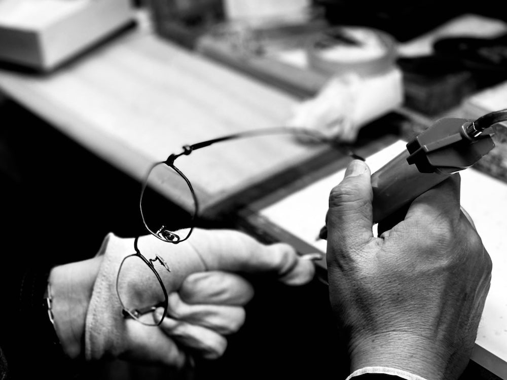 YUICHI TOYAMA:5の塗装工程。眼鏡フレームへ手作業で色を施している