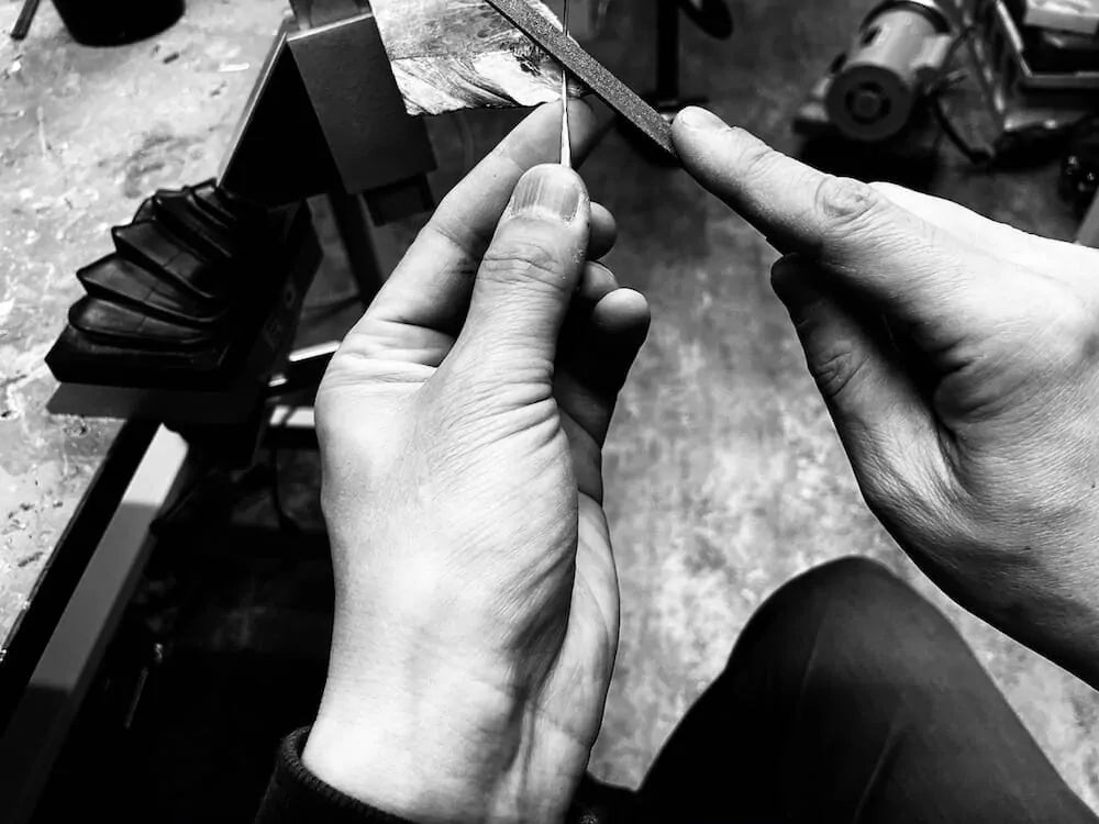 YUICHI TOYAMA:5の試作工程。職人が金属部品を手作業で削っている